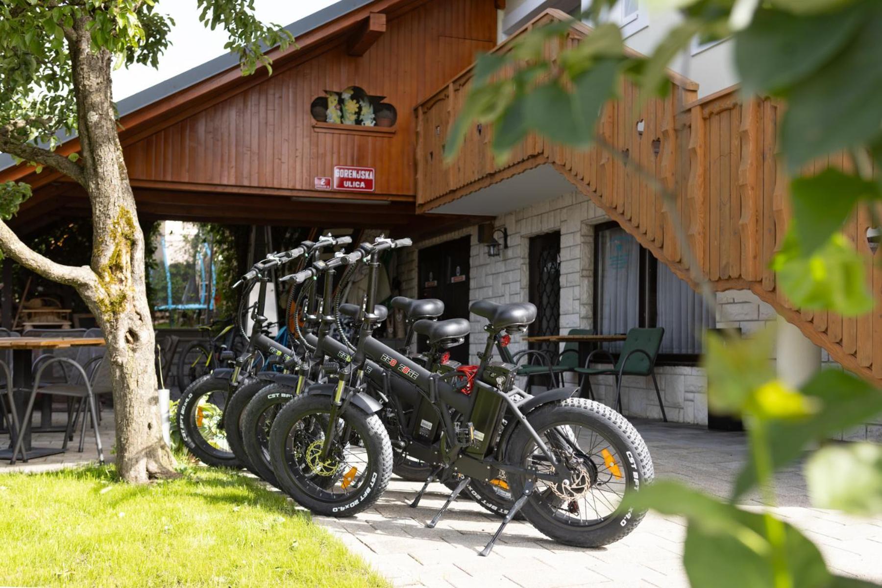 Gostisce Pri Dveh Petelinih Hotel Bled Exterior photo