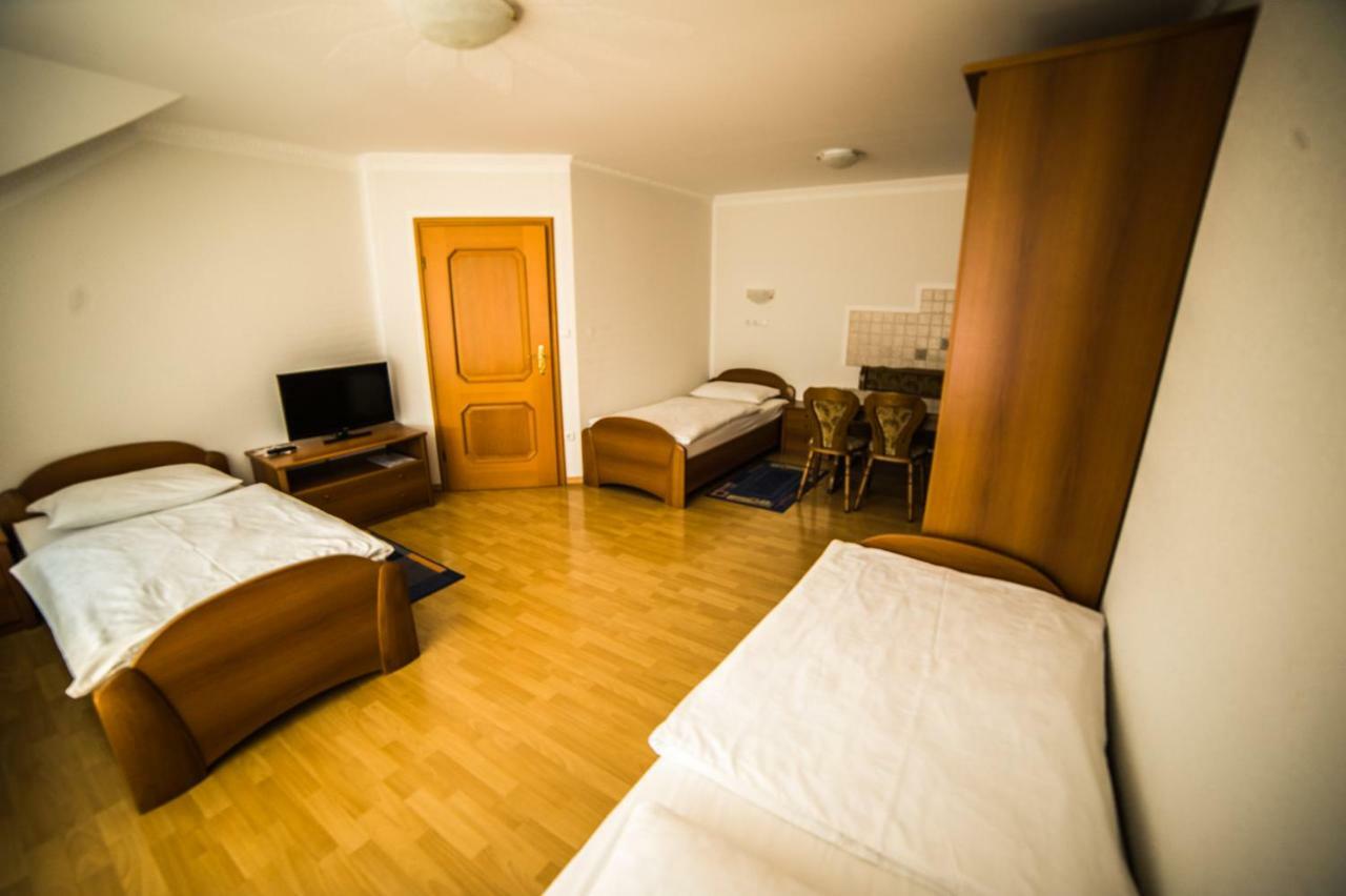 Gostisce Pri Dveh Petelinih Hotel Bled Exterior photo